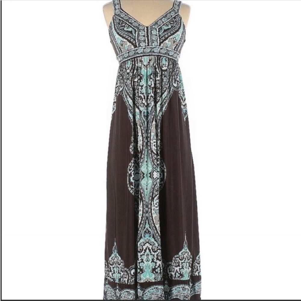 NWOT long v-neck paisley print maxi dress with stud details. Size small.